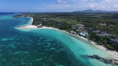 Mauritius 'taki Belle Mare Lüks Plajı. Manzara ve Arka planda Hint Okyanusu. Güzel Sahil ve Temiz Su.