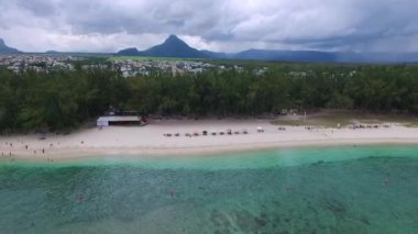 Mauritius Adası 'ndaki Flic en Flac Plajı. Hint Okyanusu kıyısı. Yerel halk ve turistler kumun üzerinde yatıyor..