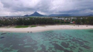 Mauritius Adası 'ndaki Flic en Flac Plajı. Hint Okyanusu kıyısı. Yerel halk ve turistler kumun üzerinde yatıyor..