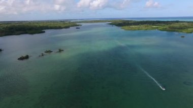 Mauritius 'taki Ile aux Cerf Adası. Manzara ve Arkaplanda Tekne Ormanıyla Hint Okyanusu