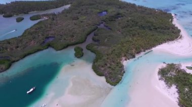 Ile aux Cerfs 'in Mauritius' taki özel sahil plajı. Arkaplanda kıyı şeridi