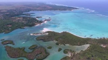 Ile aux Cerfs 'in Mauritius' taki özel sahil plajı. Arkaplanda kıyı şeridi