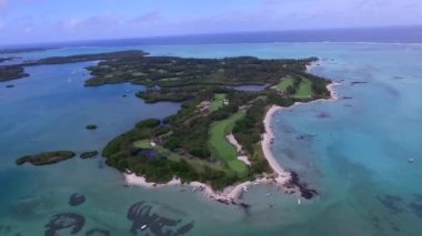 Ile aux Cerfs 'in Mauritius' taki özel sahil plajı. Arka planda golf sahası ve sahil şeridi