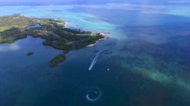 Mauritius 'ta Ile aux Cerfs' in özel sahibi olduğu ada. Manzara ve Arka planda Hint Okyanusu