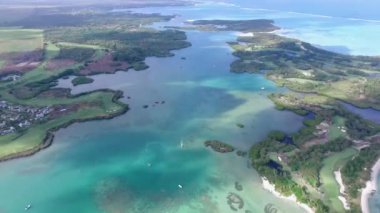 Mauritius 'ta Ile aux Cerfs' in özel sahibi olduğu ada. Arkaplanda peyzaj