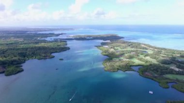Mauritius 'ta Ile aux Cerfs' in özel sahibi olduğu ada. Arkaplanda peyzaj