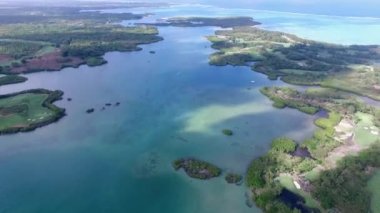 Mauritius 'ta Ile aux Cerfs' in özel sahibi olduğu ada. Arkaplanda peyzaj