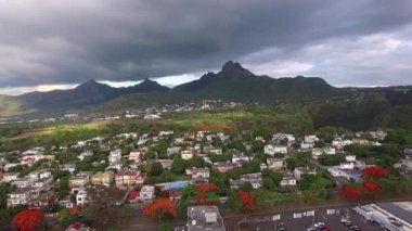 Mauritius Dağları ve Bulutlu Gökyüzü Arkaplanda