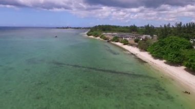 Mauritius Adası ve Albion Sahili. Yatlar ve Arka plandaki İnsanlar. Kumsal ve Temiz Su