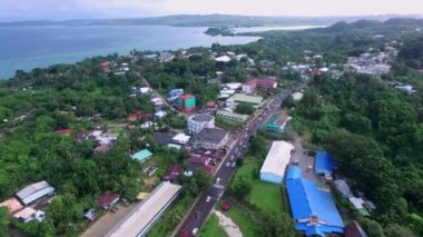 Koror Adası 'nın havadan görünüşü. Renkli mercan resifleri ve tropikal gölleri olan deniz burnu. Palau 'nun havadan görünüşü. İHA.