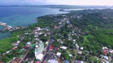 Koror Adası 'nın havadan görünüşü. Renkli mercan resifleri ve tropikal gölleri olan deniz burnu. Palau 'nun havadan görünüşü. İHA.