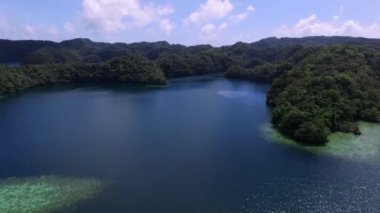 Koror Adası 'nın havadan görünüşü. Bir sürü Yeşil İslet. Arka planda renkli mercan resifleri ve tropikal gölleri olan Palau Deniz Burnu. İHA.