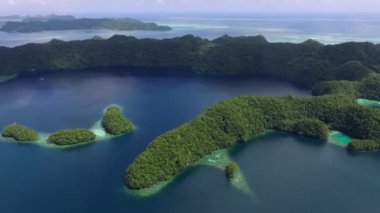 Koror Adası 'nın havadan görünüşü. Bir sürü Yeşil İslet. Arka planda renkli mercan resifleri ve tropikal gölleri olan Palau Deniz Burnu. İHA.
