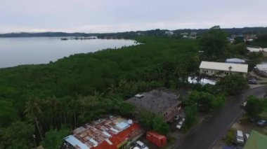 Palau 'daki Koror adasının şehir manzarası. Yerel Mimarlık ve Binalar, Orman ve Okyanus. İHA.