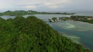 Palau 'daki Koror adasının dalgıç teknesi. Arka planda Ngaremeduu Körfezi Koruma Alanı. İHA.