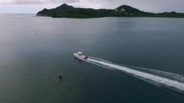 Palau 'daki Koror adasının tekne ve deniz manzarası. Arka plandaki Meyungs Adası. İHA.