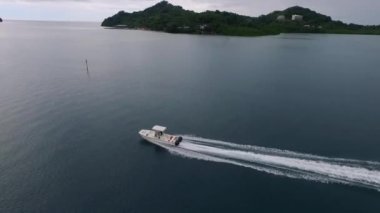 Palau 'daki Koror adasının tekne ve deniz manzarası. Arka plandaki Meyungs Adası. İHA.