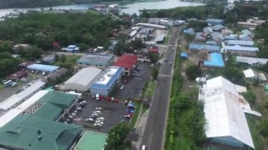 Palau 'daki Koror Adası. Arka planda renkli mercan kayalıkları olan deniz manzarası. Sokak Karıncaları Yerel Mimarisi Koror Şehri. İHA.