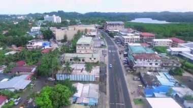 Palau 'daki Koror Adası. Arka planda renkli mercan kayalıkları olan deniz manzarası. Sokak Karıncaları Yerel Mimarisi Koror Şehri. İHA.