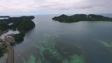 Palau 'daki Koror adasının manzarası ve deniz manzarası. Meyungs Adası, Long Island Park, Arkaplan. İHA.