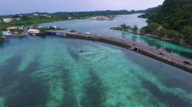 Palau 'daki Koror adasının manzarası ve deniz manzarası. Arka plandaki Long Island Parkı. İHA.