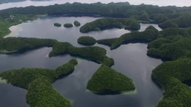 Palau ve Koror Adası 'nın arka planında çok sayıda küçük Islets var. Mercan Kayalıkları ve Göl. İHA.