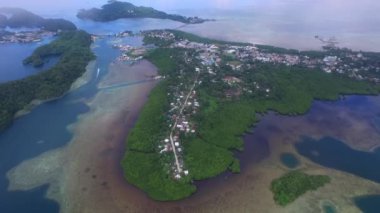 Palau ve Koror Adası 'nın arka planında çok sayıda küçük Islets var. Mercan Kayalıkları ve Meyungs Gölü Arkaplanda Şehir Manzarası. İHA.