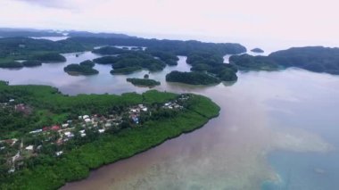 Palau ve Koror Adası 'nın arka planında çok sayıda küçük Islets var. Mercan Kayalıkları ve Göl. Şehir manzarası. İHA.