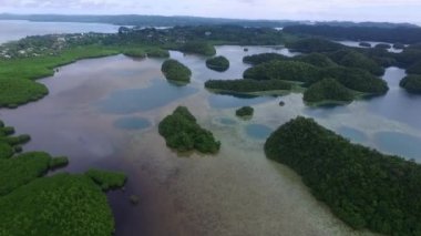 Palau ve Koror Adası 'nın arka planında çok sayıda küçük Islets var. Mercan Kayalıkları ve Göl. İHA.