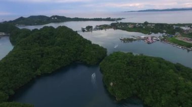 Palau 'daki Koror adasının deniz manzarası. Arka planda tekne ve şehir manzarası. İHA.