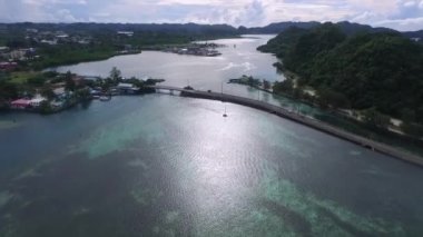 Palau 'daki Koror adasının deniz manzarası. Long Island Park Alanı ve Arka plandaki Oteller. İHA.
