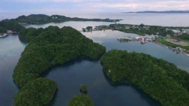 Palau 'daki Koror adasının deniz manzarası. Temiz Su ve Şehir Meyungları arka planda. İHA.