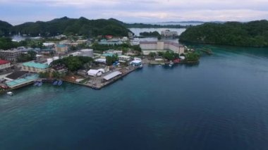 Palau 'daki Koror adasının deniz manzarası. Clear Water ve Cityscape Meyungs Rıhtımı. İHA.