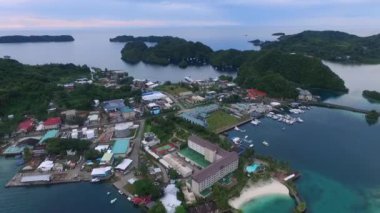 Palau 'daki Koror adasının deniz manzarası. Clear Water ve Cityscape Meyungs Rıhtımı. İHA.