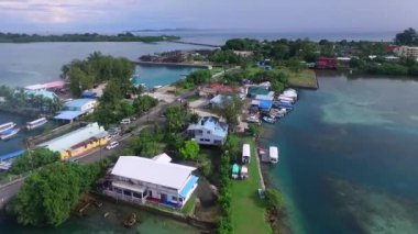 Palau 'daki Koror adasının deniz manzarası. Arka planda sokak ve trafiği olan temiz su ve şehir manzarası. İHA.