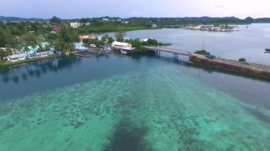 Palau 'daki Koror adasının deniz manzarası. Arka plandaki Long Island Parkı. Köprüde trafik var. İHA.
