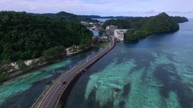 Palau 'daki Koror adasının deniz manzarası. Long Island Park, Ngaremeduu Körfezi Koruma Alanı ve Arka plandaki Oteller. İHA.