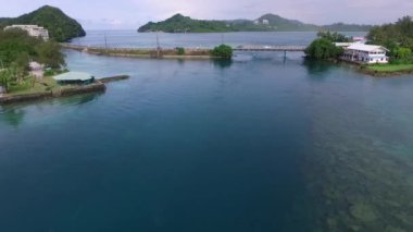 Palau 'daki Koror adasının deniz manzarası. Malakal Köprüsü ve Long Island Park. İHA.