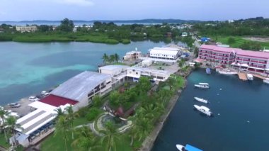 Palau 'daki Koror adasının deniz manzarası. Palau Akvaryumu ve Landmark Marina Oteli. İHA.