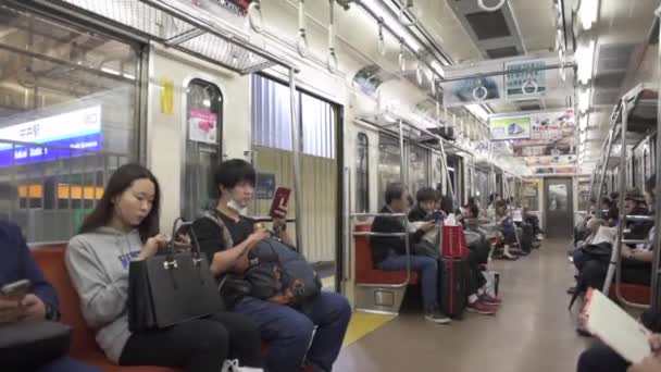 Поезд Токийского Метрополитена Машина Полная Людей Возвращение Домой После Рабочего — стоковое видео