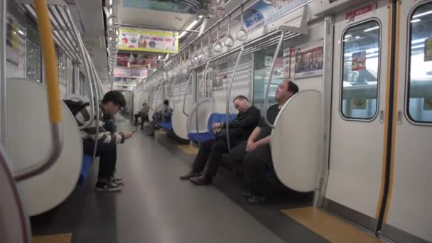 Tokyo Metro Tåg Och Bil Full Människor Att Åka Hem — Stockvideo