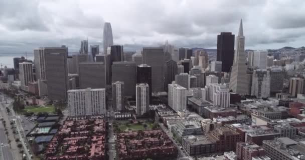 サンフランシスコの街の風景 スカイスクレーパーを背景にしたビジネス街 金融街 カリフォルニア アメリカ ドローン — ストック動画
