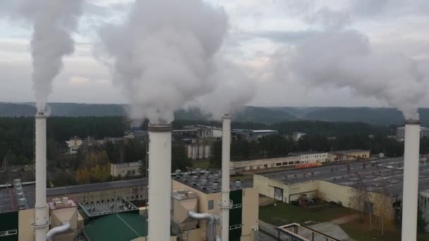 煙と二酸化炭素排出量を持つ煙突 工場管からの煙の放出 リトアニアの暖房シーズン — ストック動画