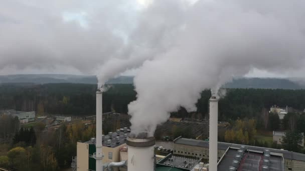 Schornstein Mit Rauch Und Kohlendioxidemissionen Rauchentwicklung Aus Fabrikrohren Heizsaison Litauen — Stockvideo