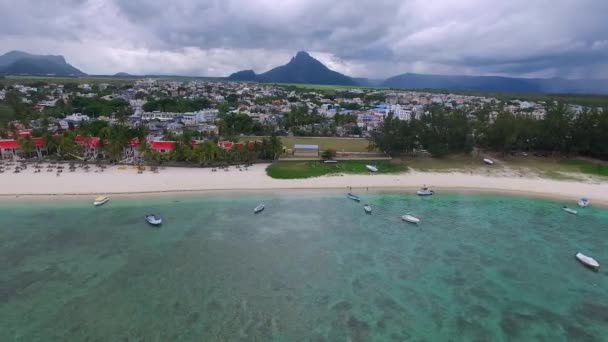 モーリシャス島のフリック フラクビーチ インド洋沿岸 地元の人々や観光客が砂の上に横たわっている — ストック動画