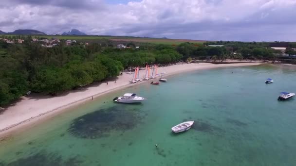 毛里求斯岛和阿尔比昂海滩 背景中的海岸线和人们在玩耍 印度洋 背景中的游艇 — 图库视频影像