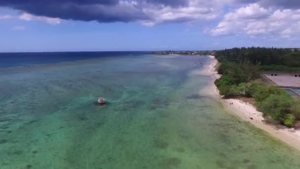 毛里求斯岛和阿尔比翁海滩岛位于印度洋 背景中的海岸线和人们在玩耍 — 图库视频影像