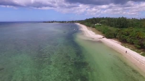 毛里求斯岛和阿尔比昂海滩 游艇和背景中的人 沙湾及清水 — 图库视频影像
