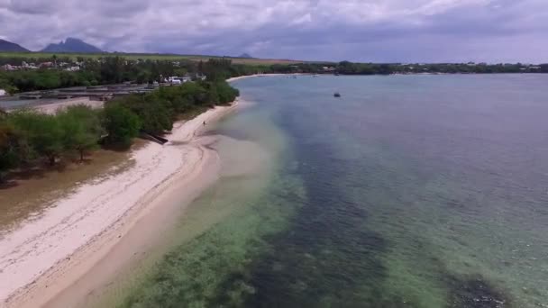 毛里求斯岛和阿尔比昂海滩 游艇和背景中的人 沙湾及清水 — 图库视频影像
