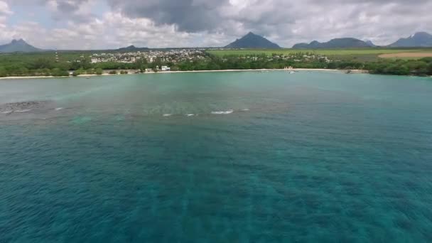 毛里求斯岛和印度洋波涛汹涌 毗邻阿尔比恩海滩 背景下的沙滩 — 图库视频影像